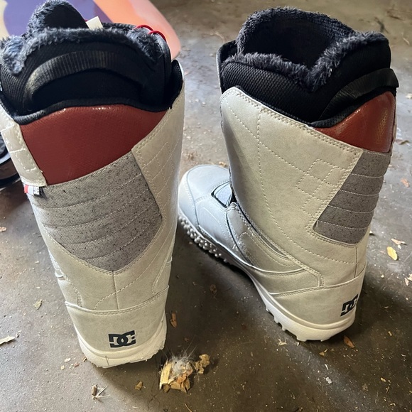 Woman’s DC Snowboarding Boots - US Size 6. Worn twice. Boa cable system. - Picture 3 of 4